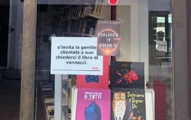 La libraia veneta che non vende il libro di Vannacci presa di mira sui social e al telefono (pure di notte)
