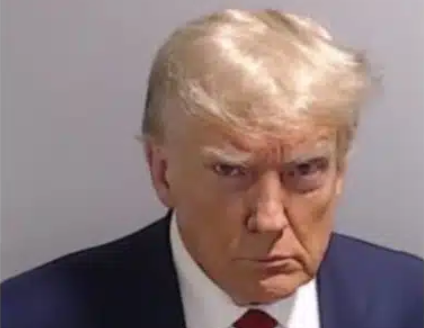 Trump arrestato: la foto segnaletica che diventerà il simbolo della sua campagna elettorale