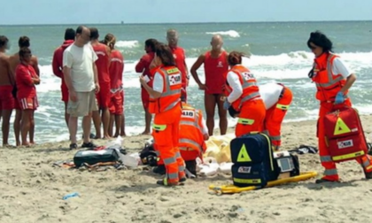 Non sa nuotare e rischia di affogare in mare: 13enne salvata da un bagnino eroe