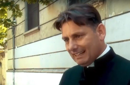 Chi è don Antonio Coluccia, il prete antidroga quasi investito da uno scooter durante una marcia per la legalità