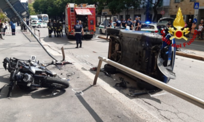 Auto abbatte cartello stradale che colpisce una ciclista, è grave