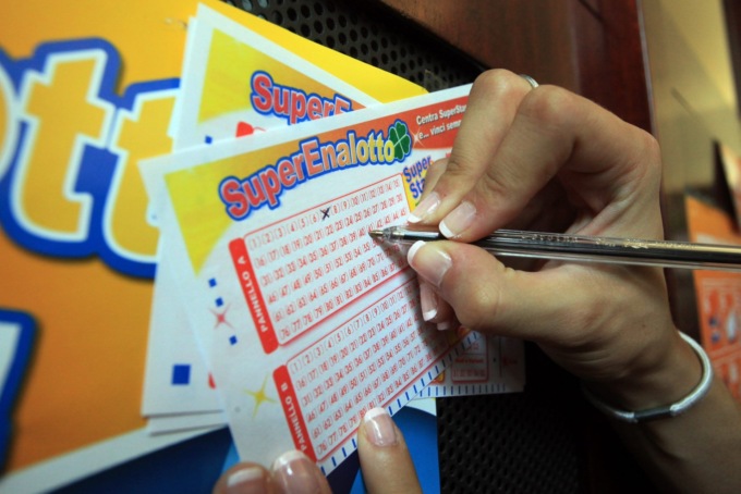 Superenalotto: vince 73,8 milioni con una schedina da due euro. Il nuovo “paperone” è un operaio