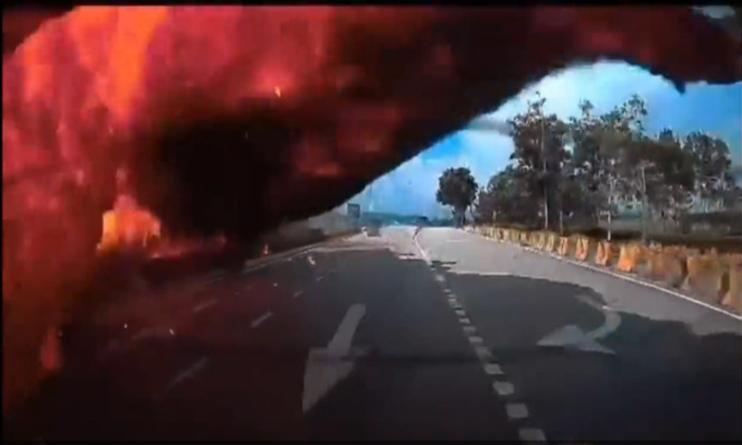 L'incredibile video dell'auto che si vede precipitare in testa un aereo in autostrada
