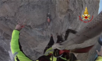 Alpinisti bloccati su una parete a 3.000 metri, lo spettacolare video del salvataggio