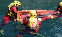 Si tuffa nel lago per salvare il fratellino che sta annegando, muore a 20 anni