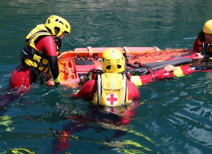 Si tuffa nel lago per salvare il fratellino che sta annegando, muore a 20 anni