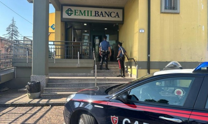 Entrano in banca per un furto, ma trovano la cassaforte vuota: è caccia al ladro