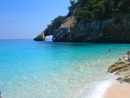 Albero si stacca da una parete rocciosa sulla spiaggia, 28enne schiacciata e uccisa