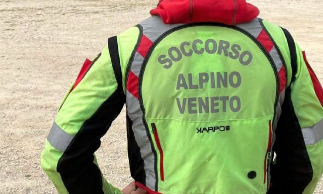 Disperso in montagna, lo cercano per un giorno intero e lo ritrovano… alla fermata del bus