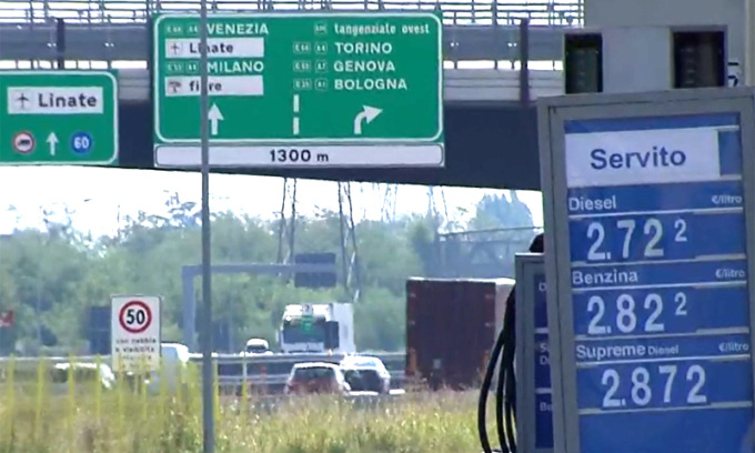Benzina al self service a 2,7 euro al litro in Autostrada a Ferragosto
