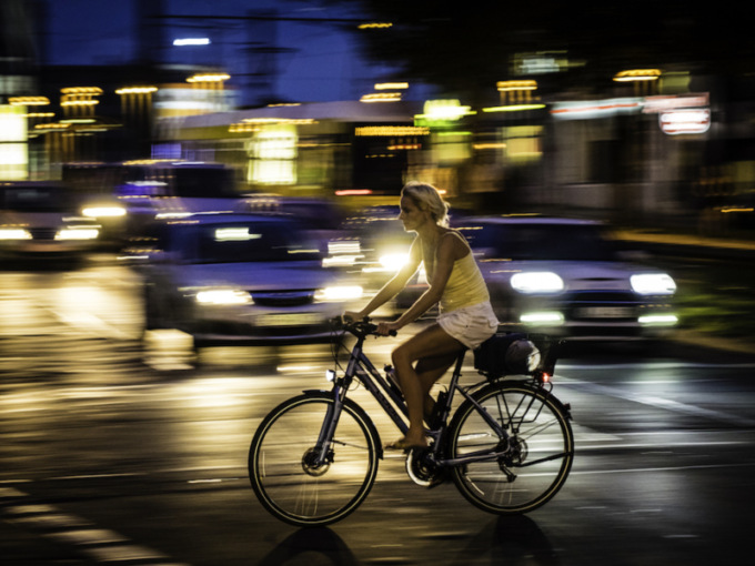 In bici di sera senza luci: a quanto ammonta la multa e cosa dice il Codice della strada