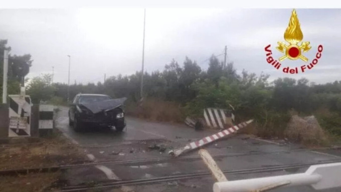 Sfonda in auto il passaggio a livello e viene colpito dal treno, automobilista miracolosamente illeso