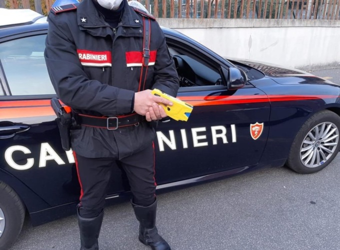 Napoli, 35enne muore dopo essere stato colpito con il taser dai carabinieri. E’ il quarto caso in due mesi