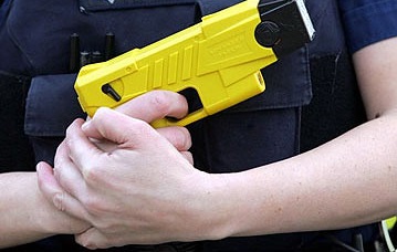 Reggio Emilia, muore dopo essere stato fermato con il taser: terzo caso in un mese