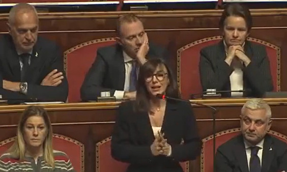 L’abito non fa il monaco, ma il politico sì: dalla cravatta alle scarpe da ginnastica come ci si vestirà in Parlamento