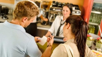 Due cucchiaini per condividere il dolce? Il ristorante li fa pagare 1,50 euro in più