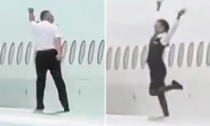 Assistenti di volo fanno selfie e balletti sull'ala del Boeing: rischiano il licenziamento