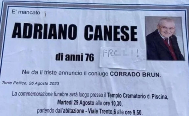 Il coniuge annuncia la morte del marito: manifesto funebre imbrattato con insulti omofobi