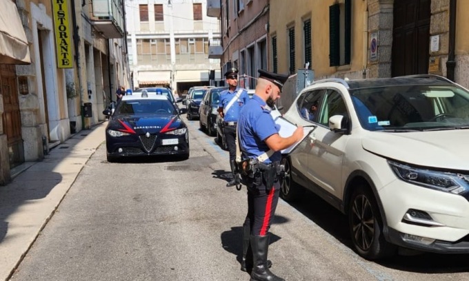 “Non puoi parcheggiare qui”, e gli incendia l’auto