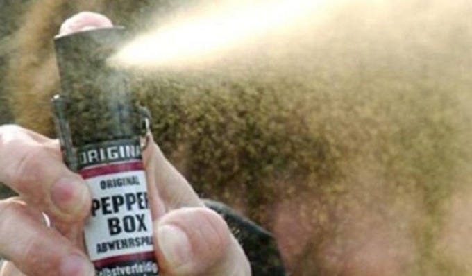 Litiga col vicino e spruzza spray al peperoncino in ascensore, finiscono entrambi in ospedale