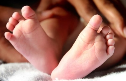 Bambino di 2 anni muore all’improvviso mentre è in vacanza con la mamma, disposta l’autopsia
