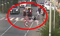 Il video dell'uomo che si butta col monopattino contro le auto per chiedere un risarcimento