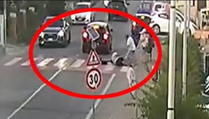Il video dell’uomo che si butta col monopattino contro le auto per chiedere un risarcimento