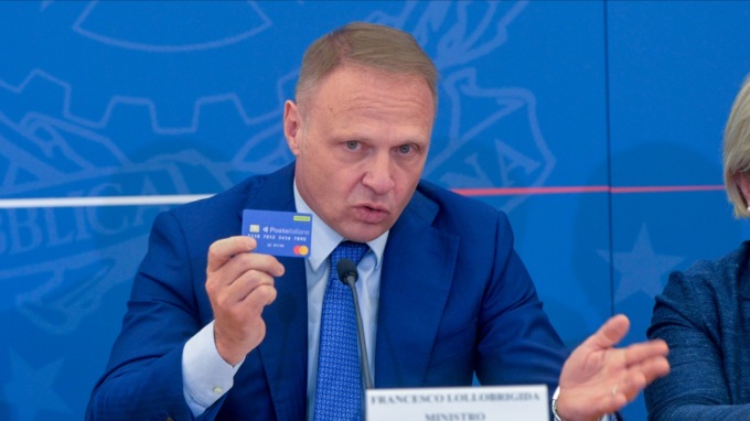 “I poveri mangiano meglio dei ricchi”: cosa intendeva il ministro Lollobrigida con questa frase