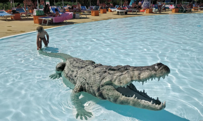 Bimbo di 4 anni batte la testa mentre gioca e annega nella piscina dell’Acquapark