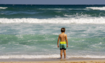 Perde di vista i genitori in spiaggia: bimbo di sei anni cammina 4 ore per cercarli