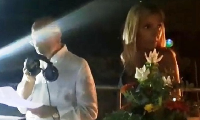 La festa di fidanzamento finisce malissimo. “Mi hai tradito”, e la lascia davanti a tutti gli amici