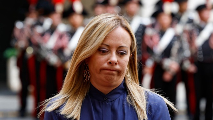 La chat di Fdi “in pasto” ai giornali, la caccia al “traditore” e l’ira della Meloni: “Se mollo è per colpa di qualche infame”