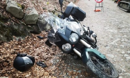 Motociclista rischia di morire dissanguato dopo un incidente, un ciclista con un elastico gli salva la vita