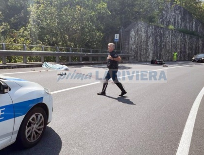 Ruba la moto a un poliziotto, si schianta e muore a 23 anni