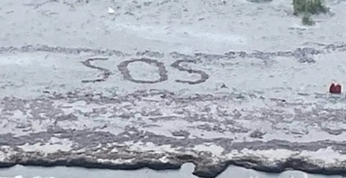 Come in un film: naufrago su un’isola deserta, si salva scrivendo Sos sulla spiaggia
