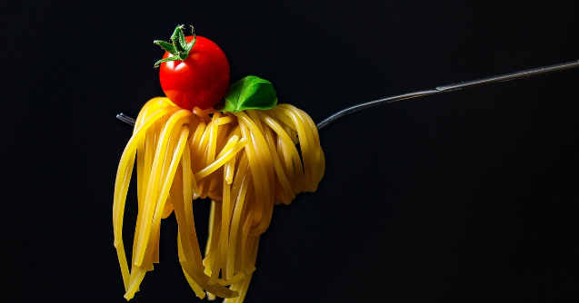 Fake news alimentari: no, i carboidrati la sera non ingrassano. E limone e ananas non “bruciano” il grasso