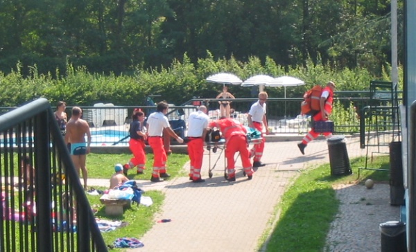 Bambino di 4 anni rischia di affogare in piscina, eroica bagnante gli salva la vita