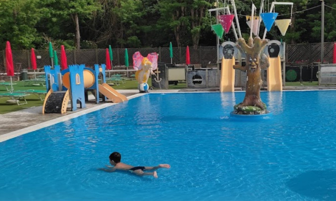 Bimbo di 8 anni muore alle terme risucchiato nello scarico durante lo svuotamento della piscina