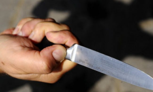 Uccide a coltellate il vicino dopo una lite condominiale: “Mi ha aggredito con un bastone”