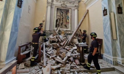 Tragedia sfiorata in chiesa: il tetto crolla sull'altare