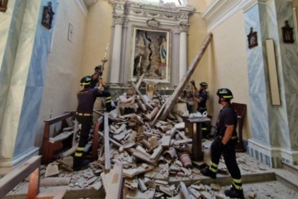 Tragedia sfiorata in chiesa: il tetto crolla sull’altare