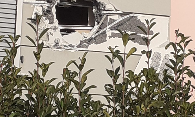 Sfondano il muro di casa per rubare la cassaforte