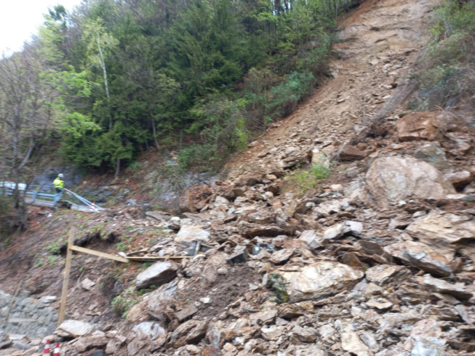 Travolto da una scarica di massi mentre cammina in montagna, muore 76enne