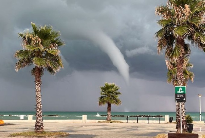 Lo spettacolare video della tromba d’aria marina in Abruzzo. Cosa è successo e perché si forma