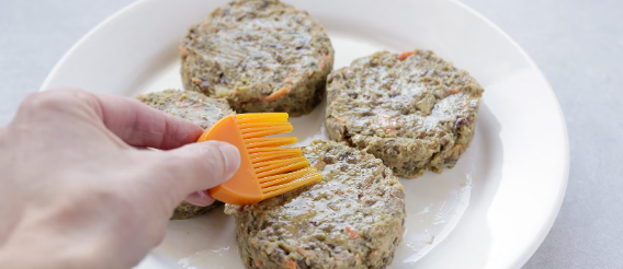 Niente più “bistecche” o “hamburger” se non c’è la carne: la Lega vuol cambiare i nomi dei cibi vegani