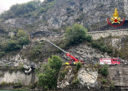 Camion sbanda e precipita per 100 metri lungo la ferrovia, morto il conducente