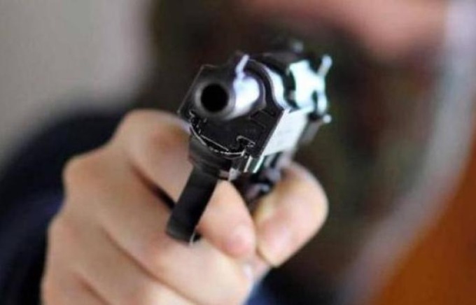 Fugge da un’aggressione e si nasconde in un cortile, viene scambiato per un ladro e gli sparano