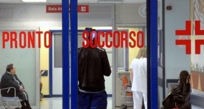 Ha un forte dolore a braccio e petto: visitata da medico specializzando e rimandata a casa, muore due giorni dopo