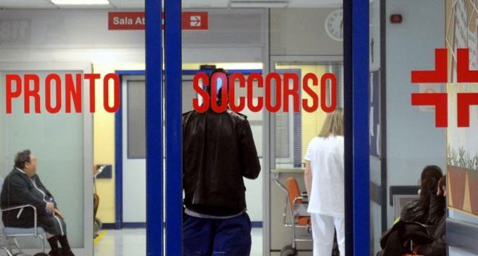 Ha un forte dolore a braccio e petto: visitata da medico specializzando e rimandata a casa, muore due giorni dopo