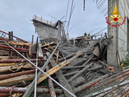 Cede il soppalco, padre e figlio precipitano. Salvi per miracolo